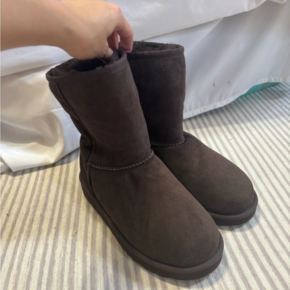 Brown classic kids UGGS - Picture 9 of 9